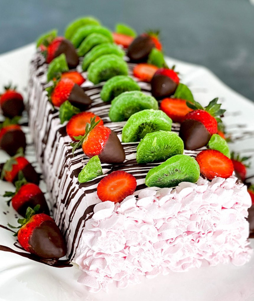 Strawberry Cake | Fresh strawberry cake | Seasonal Strawberry Cake –  Liliyum Patisserie & Cafe