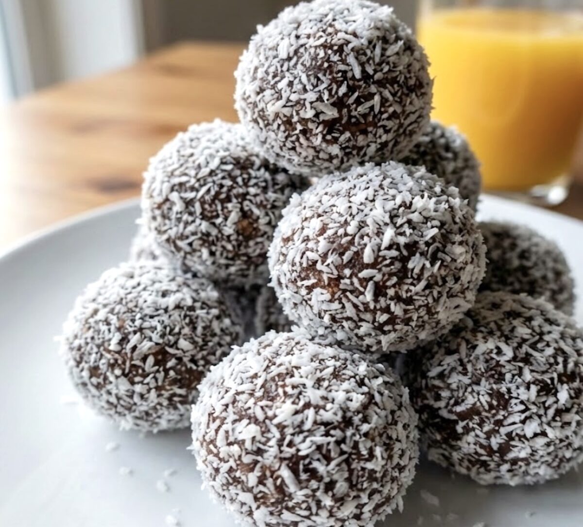 Rum kuglice s kokosom – sitni kolač za svaku priliku