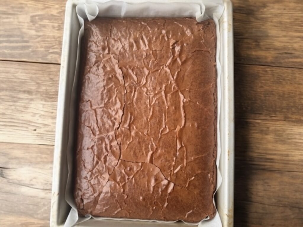 a pan of baked fudgy brownies 