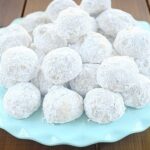 kolacici sa orasima na plavom tanjiru